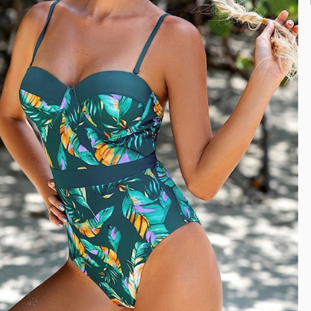 Cupshe one piece bathing suit. Size medium.new.